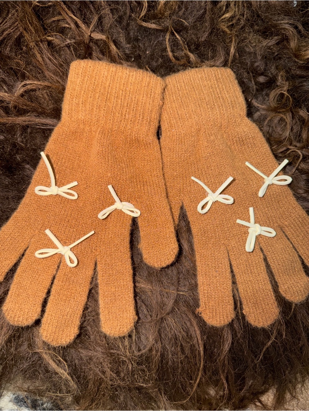 Cozy Bow Accent Knit Gloves in Tan